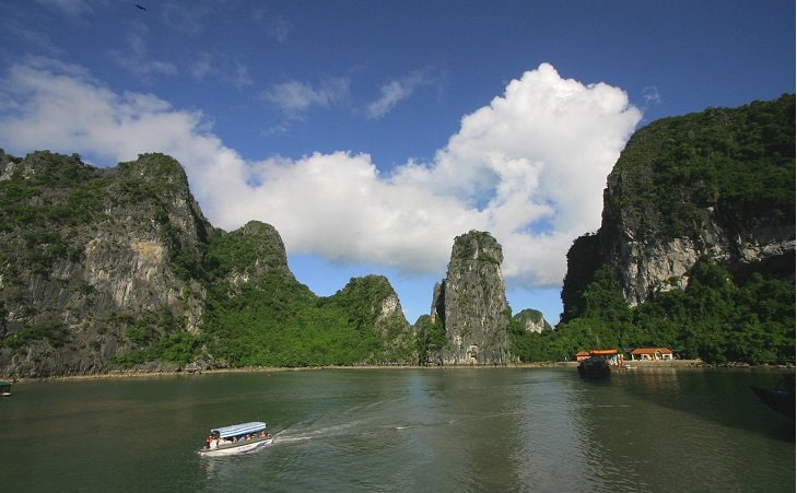 Đảo Bồ Hòn nơi tập trung nhiều hang động lớn nhất Vịnh Hạ Long