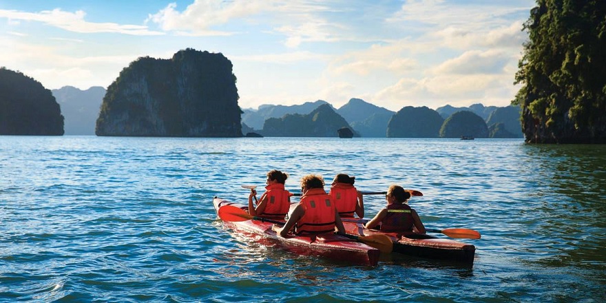 Trải nghiệm chèo Kayak là hoạt động trải nghiệm thú vị trong hành trình tour của Pelican Glory