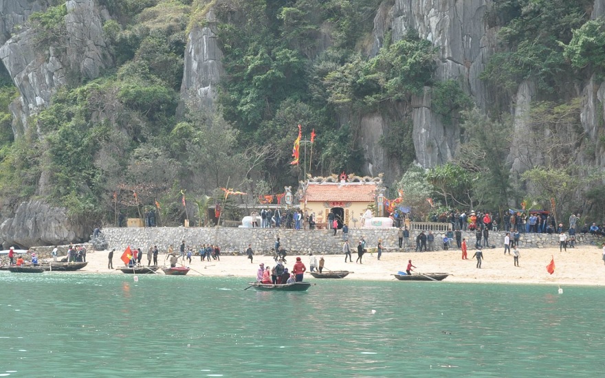 Đền Bà Men điểm check – in thú vị trong hải trình tour ngủ đêm Vịnh Hạ Long