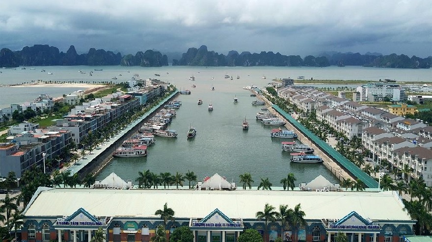 Các cửa hàng dịch vụ, khách sạn, quầy lưu niệm.... được bố trí bao quanh cảng, giúp du khách dễ dàng mua sắm và trải nghiệm