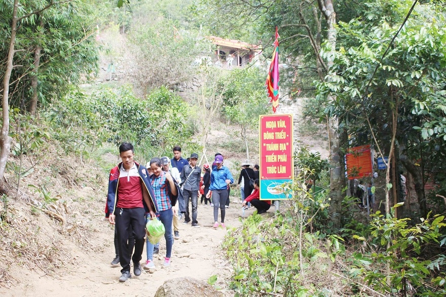 Con đường dài 3km để lên tới chùa Ngọa Vân
