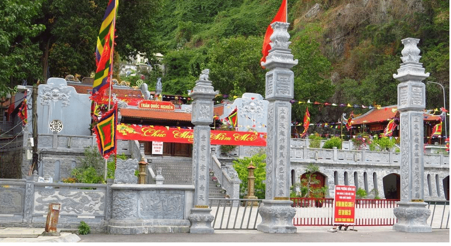Đền thờ Đức Ông Trần Quốc Nghiễn tại cầu Bãi Thơ
