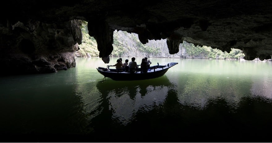 Hang luồn nối liền giữa hồ trước và hồ giữa