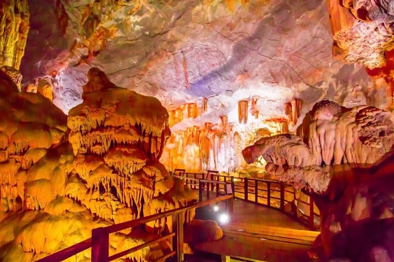 Hành lang di chuyển giữa các ngăn trong hang Đầu Gỗ