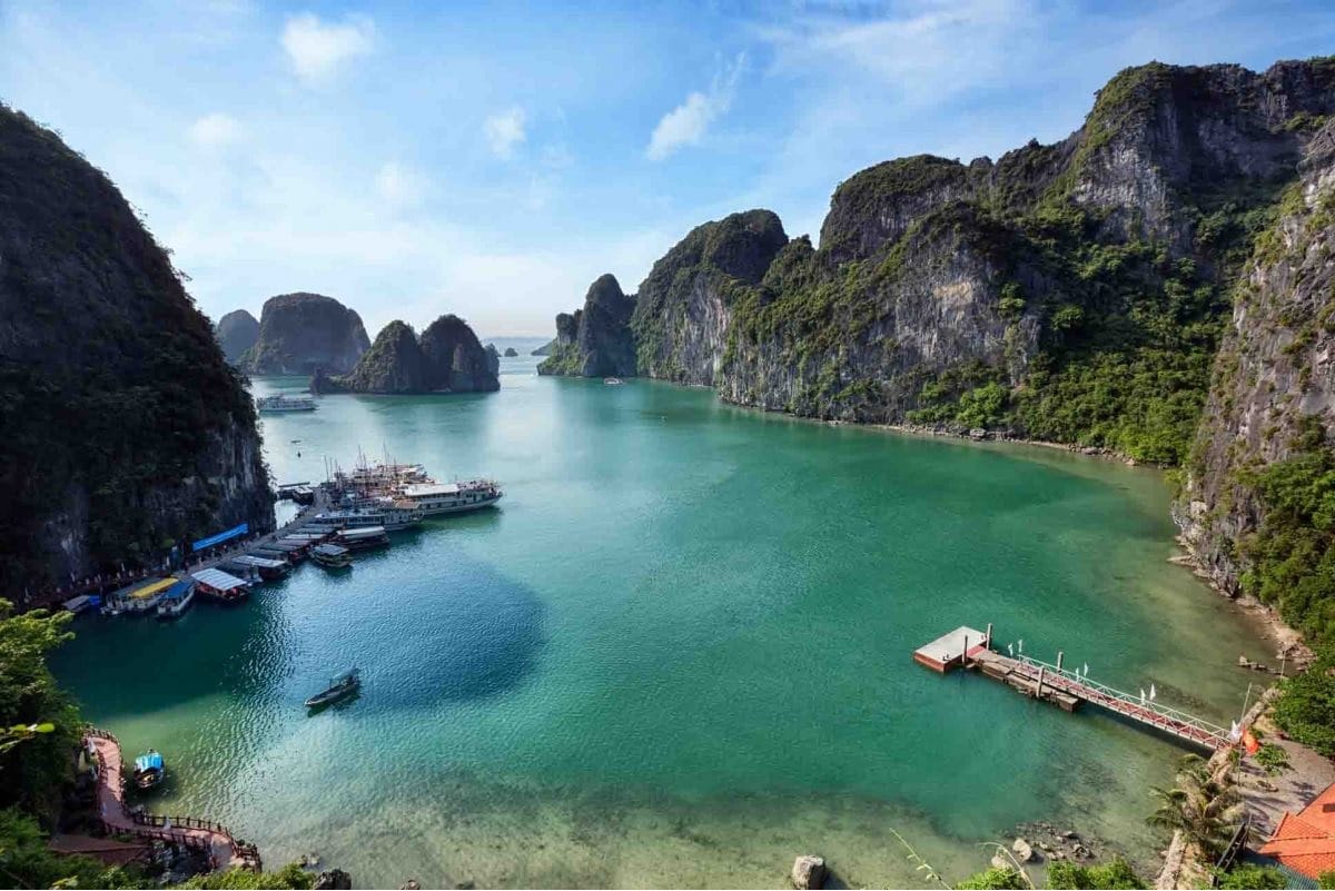 Những núi đá bao quanh làng chài