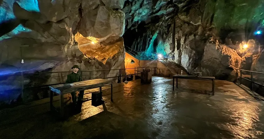 Phòng hội trường cũng là căn phòng rộng nhất tại Hang Quâng Y