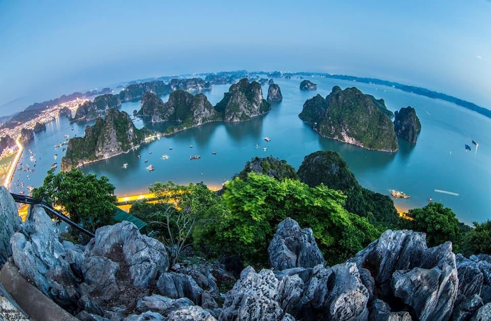 Toàn cảnh Hạ Long nhìn từ đỉnh núi Bài Thơ