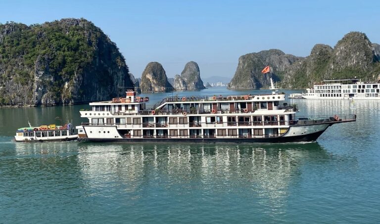 Du thuyền Velar of the Seas