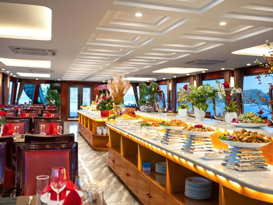 tiệc buffet trên du thuyền