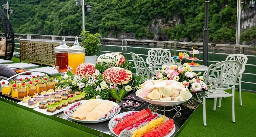 Bánh và đồ uống chào mừng khi du khách lên du thuyền