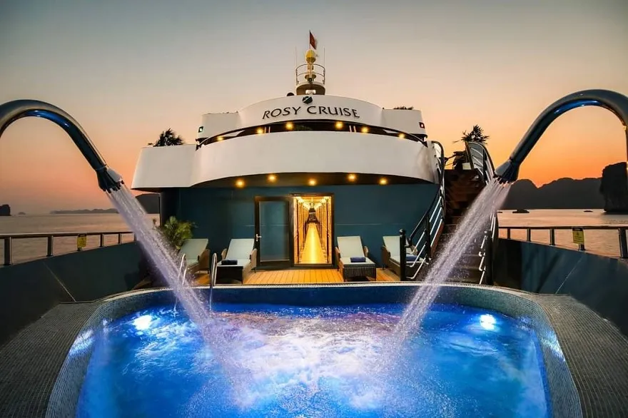 Du thuyền Rosy 3 Bể bơi 4 mùa trên khu vực sundeck của du thuyền Rosy