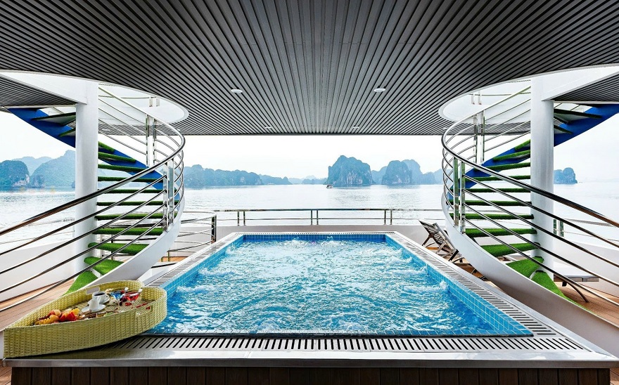 Bể bơi Jacuzzi trên du thuyền