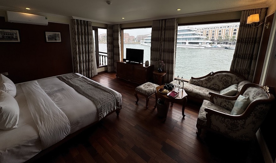 Du thuyền Emperor Cruises Ha Long 2 Các cabin trên Emperor Cruises đều được bố trí ban công riêng