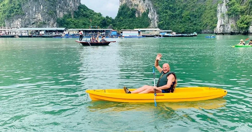 Du thuyền La Casta Regal 3 Hoạt động chèo Kayak là một trải nghiệm thú vị khi tham gia tour Vịnh Lan Hạ trên du thuyền La Casta Regal