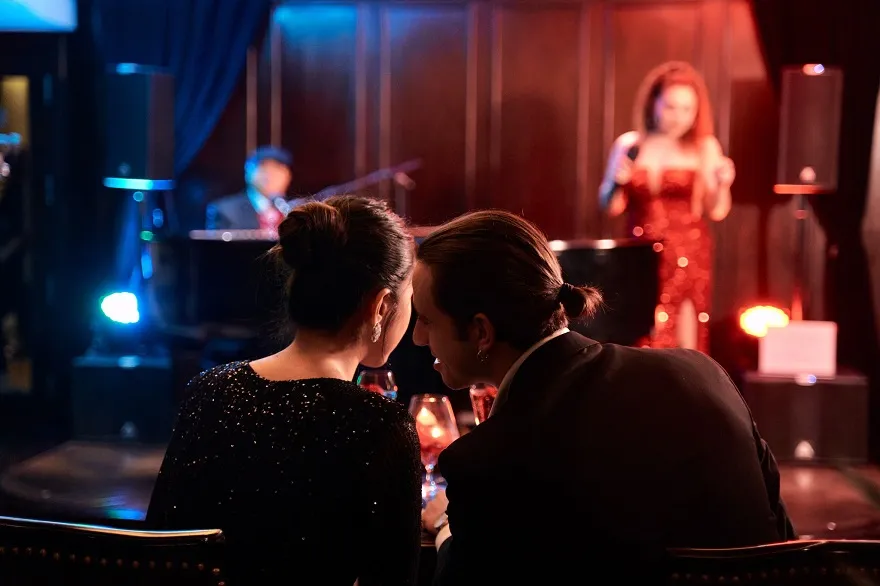 Du thuyền Paradise Elegance 5 Le Piano Bar nơi du khách thưởng thức buổi tối lãng mạng trên Paradise Elegance