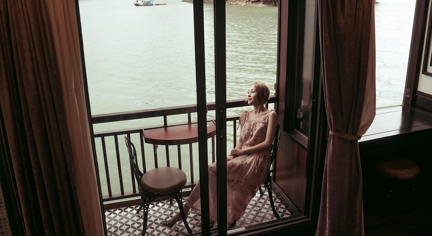 Du thuyền Sena 6 Mỗi Cabin ban công giúp du khách trải nghiệm trọn vẹn khung cảnh Vịnh Kỳ Quan