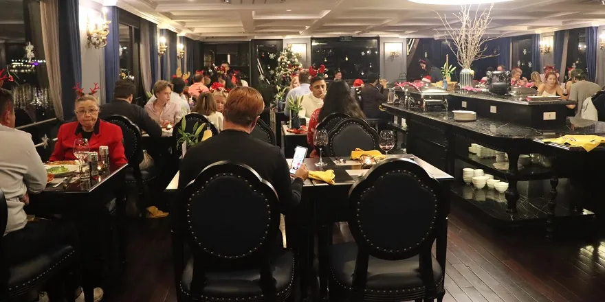Du thuyền Rosy 5 Nhà hàng The Gourmet trên du thuyền Rosy cruise