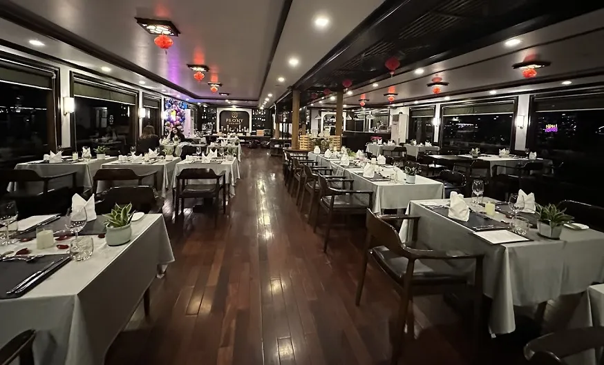 Du thuyền Peony 3 Nhà hàng của Peony Cruises Ha Long có thiết kế sang trọng