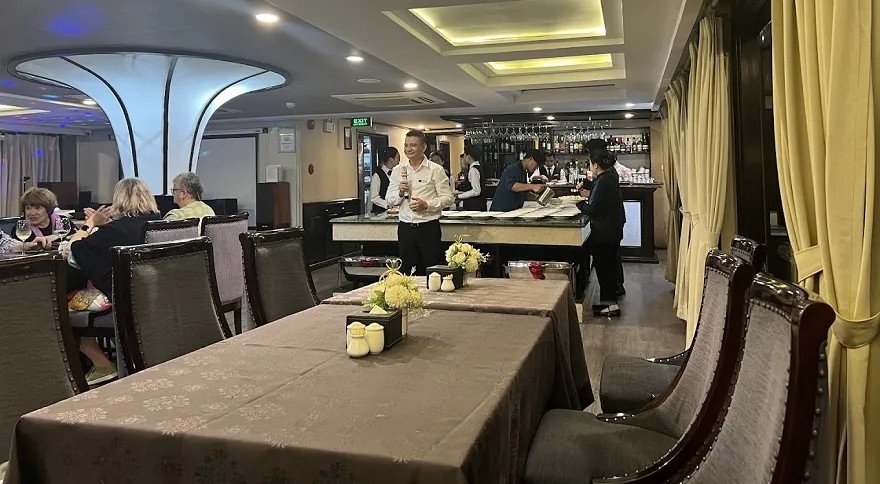 Du thuyền Alisa Premier 4 Nhà hàng sang trọng tại Alisa Premier Cruise -