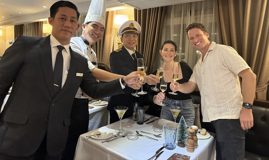 Du thuyền Paradise Elegance 6 Nhân viên Paradise Elegance luôn nhiệt tình phục vụ du khách