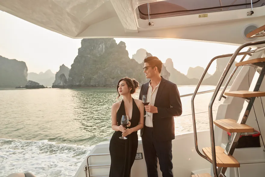 Du khách nhâm nhi ly rượu