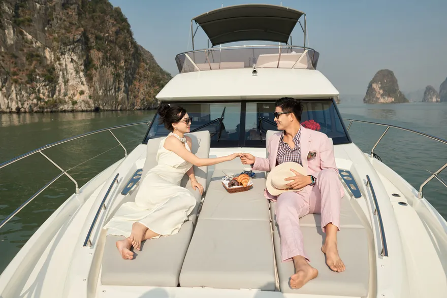 Khu vực mũi tàu lại là một không gian thư giãn tuyệt vời khác. Với đệm tắm nắng cỡ lớn được tích hợp gọn gàng, đây là một nơi yên tĩnh và riêng tư để đọc sách, tắm nắng hoặc đơn giản là ngắm nhìn biển cả bao la phía trước.