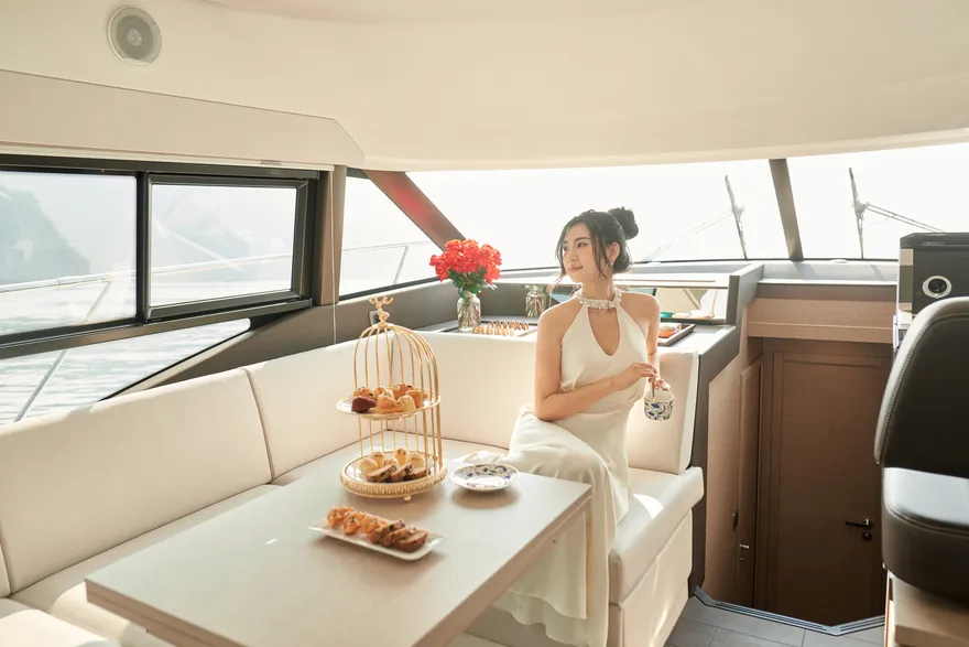 nội thất gỗ sồi xám cùng các bề mặt da cao cấp trên Prestige 460,