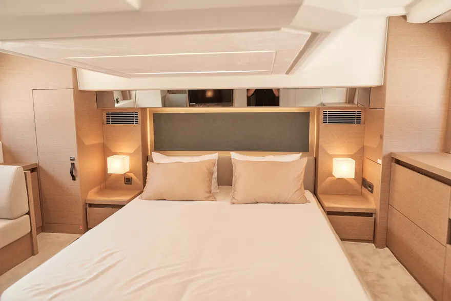 Hệ thống phòng ngủ mang lại sự thư giãn tuyệt đối sau một ngày dài khám phá. Cabin Master chiếm toàn bộ chiều rộng thân tàu, mang đẳng cấp của một phòng suite trong khách sạn 5 sao. Các cabin còn lại cũng vô cùng rộng rãi và tiện nghi. Sự linh hoạt với tùy chọn 2 cabin cho phép chủ nhân tùy biến không gian theo đúng nhu cầu.