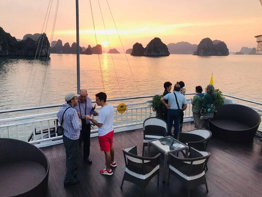 Du thuyền Signature Hạ Long 4 Signature Hạ Long có Sundeck rộng rãi và gọc view 360 giúp du khách ngắm trọn kỳ quan