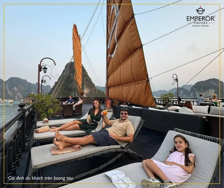 Du thuyền Emperor Cruises Ha Long 3 Sundeck tại Emperor Cruises là nơi du khách có thể tắm nắng và ngắm nhìn Vịnh Hạ Long