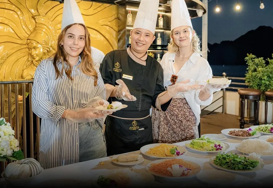 Du thuyền Athena Royal 7 Tham gia lớp học nấu ăn trên du thuyền Athela Royal