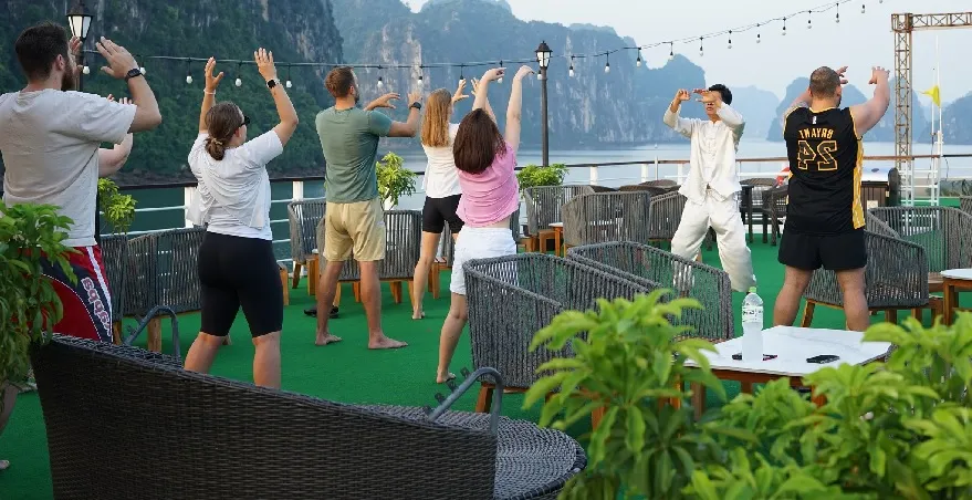 Du thuyền Mon Chéri 3 Trải nghiệm tập thái cực quyền trên Du thuyền Mon Chéri