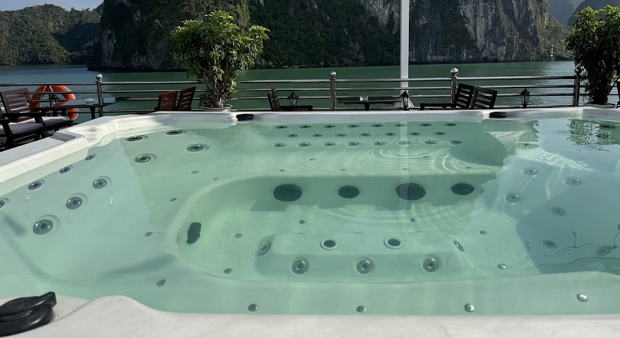Du thuyền Athena Royal 4 bể sục Jacuzzi của du thuyền Athena Royal
