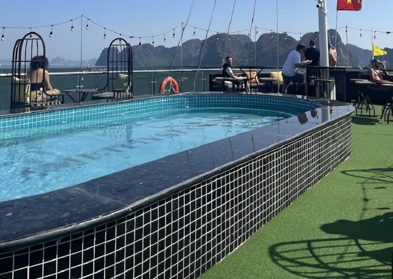 Bể jacuzzi ngoài trời