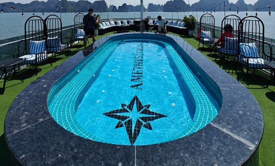 Bể sục jacuzzi lớn trên Amethyst Cruise