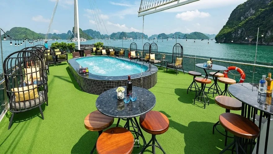 Khu vực Sundeck rộng rãi với tàm nhìn 360 bao quát toàn bộ Vịnh Hạ Long