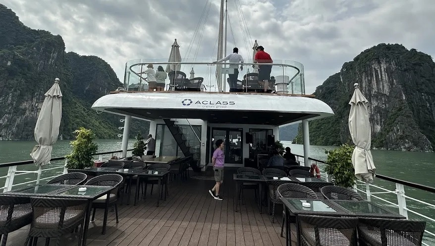 Khu vực Sundeck trên du thuyền Jade Sails được thiết kế mở với tầm nhìn 360 giúp du khách có thể dễ dàng ngắm toàn cạnh Vịnh Hạ Long trong hành trình tour