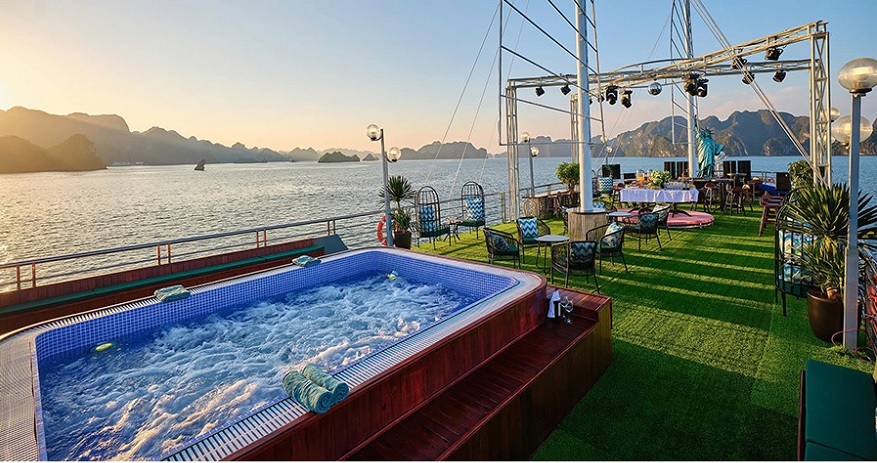 Khu vực Sundeck với bể sục jacuzzi ngoài trời tren du thuyền Sea Lion