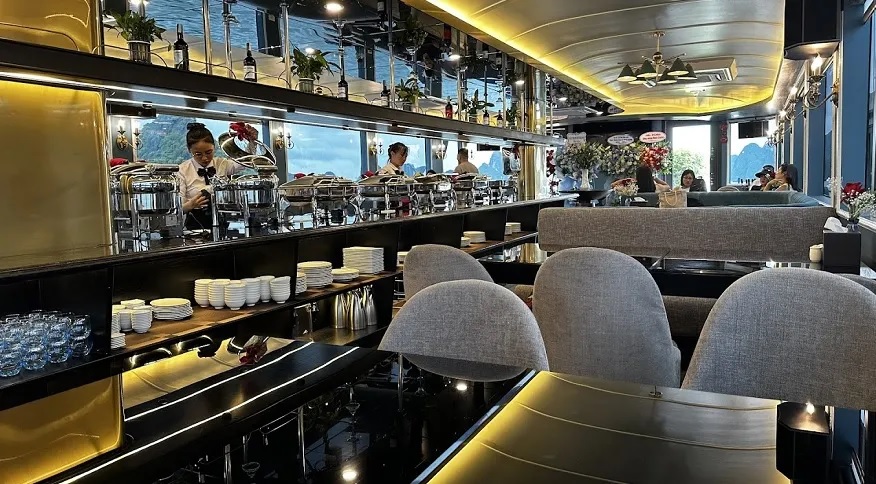 Khu vực nhà hàng được thiết kế sang trọng của du thuyền Maia Cruise