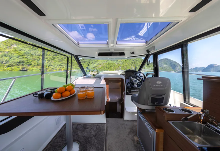 Cabin chính và khu vực ghế lái