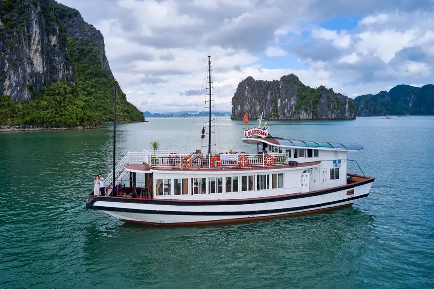 Tàu tiêu chuẩn thăm Vịnh Hạ Long