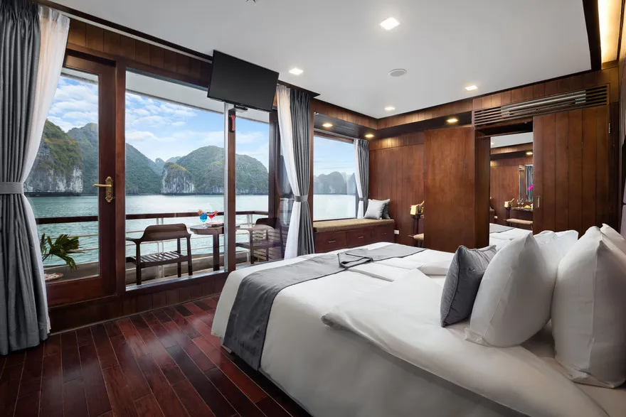 Các cabin trên Orchid Classic Cruise được bố trí ban công giúp du khách có thể quan sát trọn vẹn Vịnh Kỳ Quan