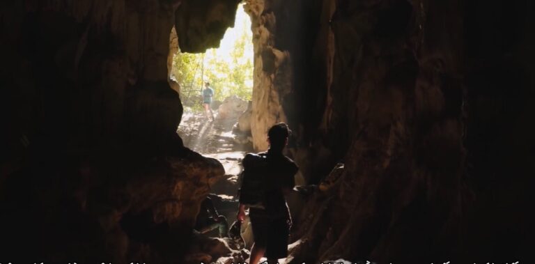 Tour Chèo thuyền Kayak và trekking Hang Vẹm nửa ngày