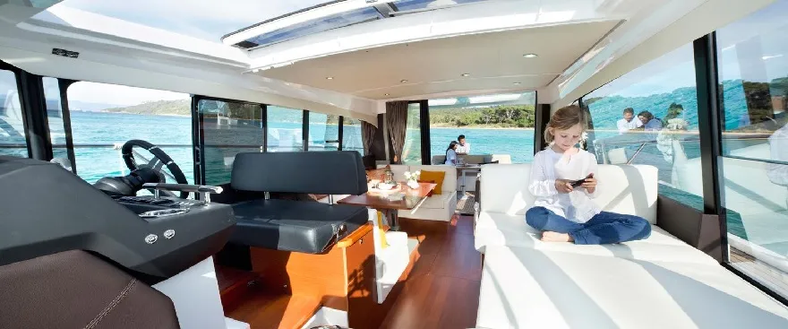 Toàn bộ không gian bên trong được thiết kế liền khối