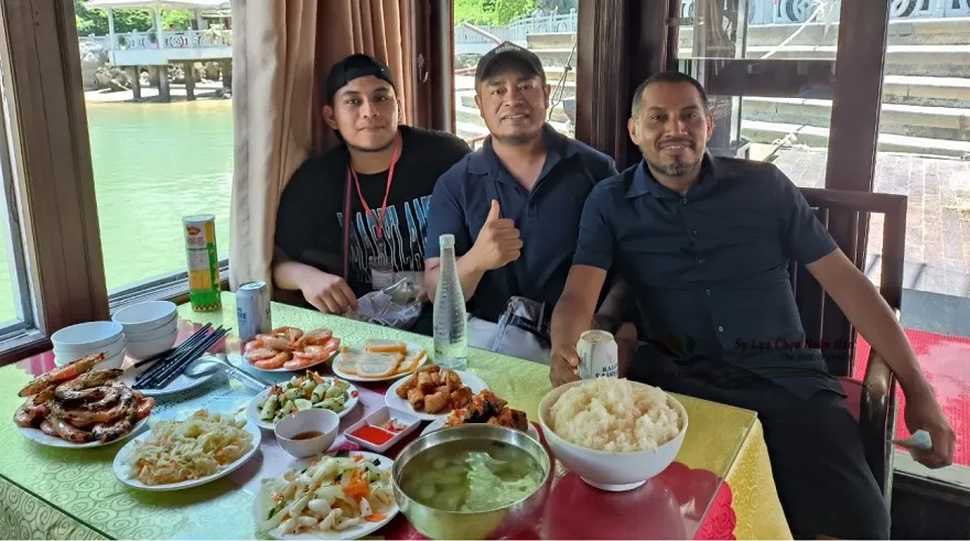 Bữa trưa sẽ bắt đầu khi tàu bắt đầu quay về cảng để kết thúc hành trình tour 4 tiếng sáng