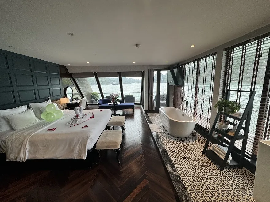 Các cabin của Du thuyền Stellar of the Seas đều có ban công và view hướng trọn Vịnh Hạ Long