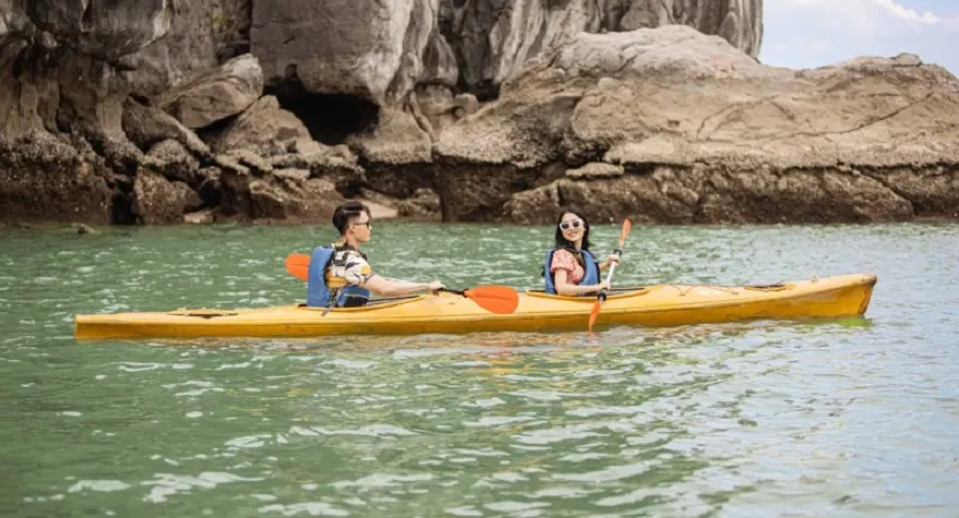 Chèo Kayak tại Hang Trinh Nữ