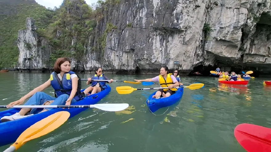 Chèo Kayak tại Vịnh Hạ Lông