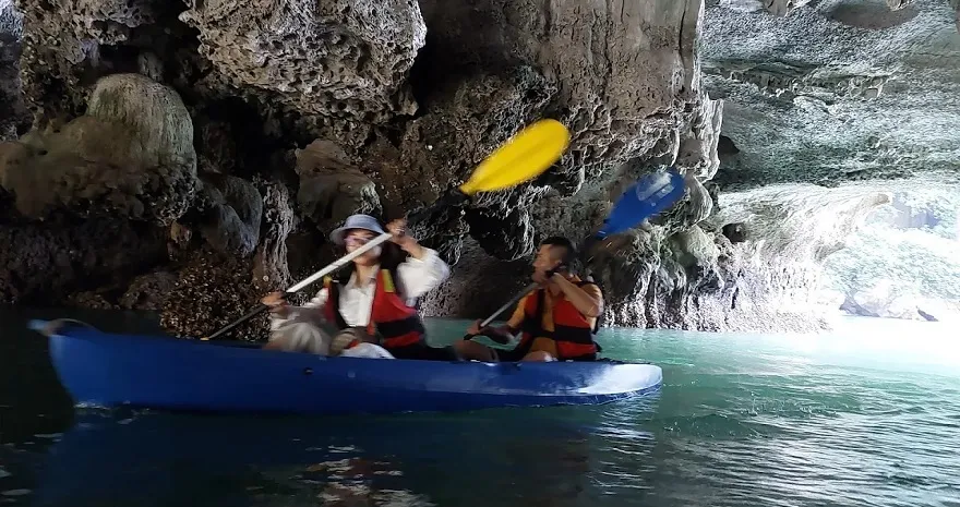 Chèo kayak tại hang Luồn