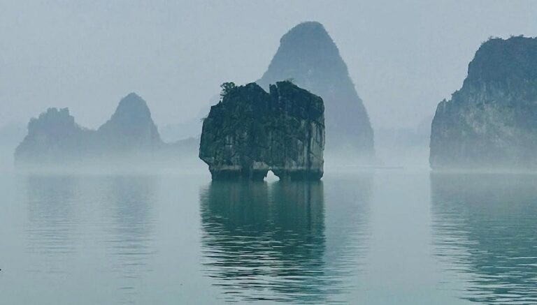 Hòn Đỉnh Hương biểu tượng của tờ tiền 200.000 vnđ